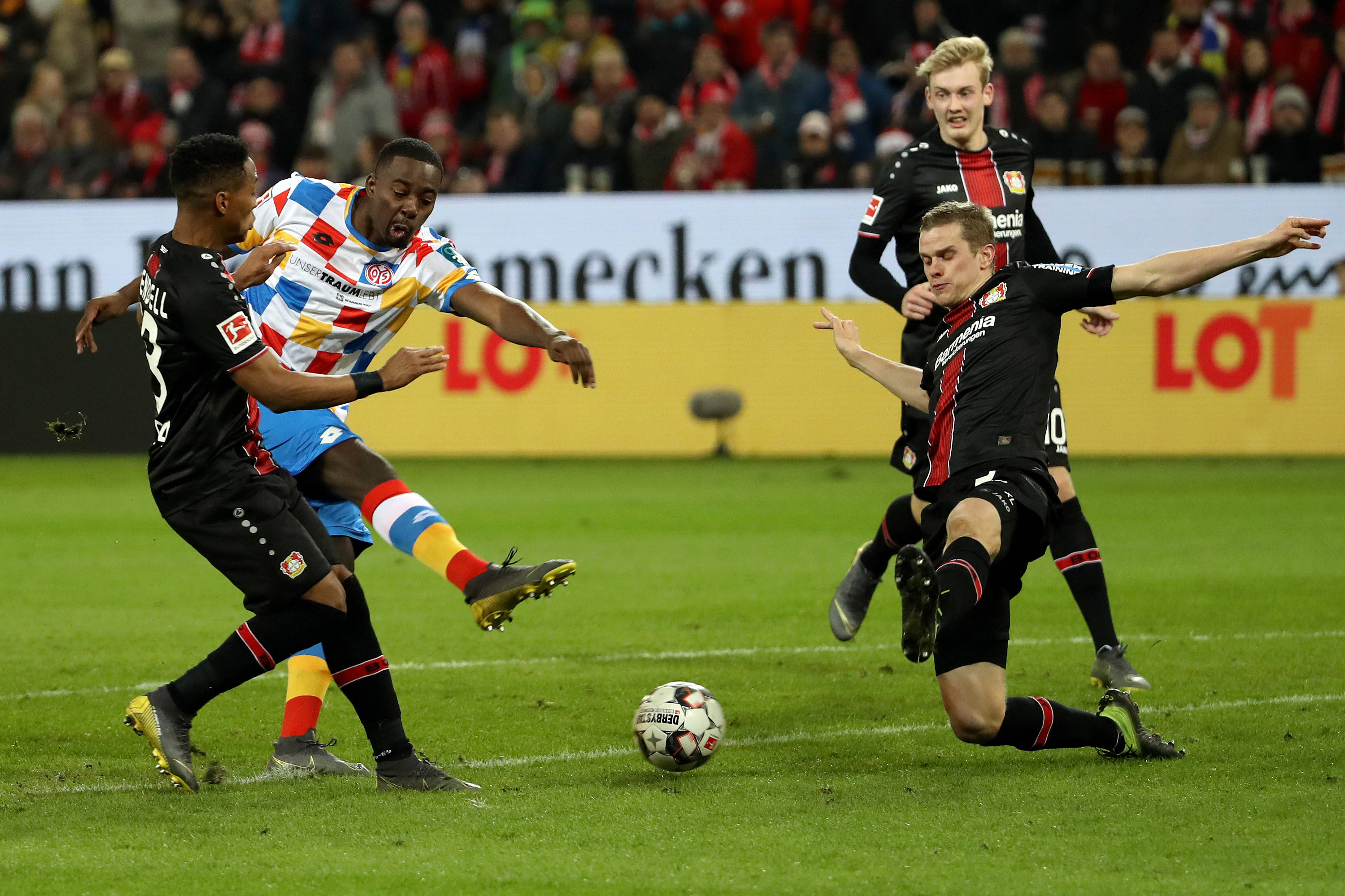 包含沃尔夫斯堡队主场迎来丰富精彩比赛的词条