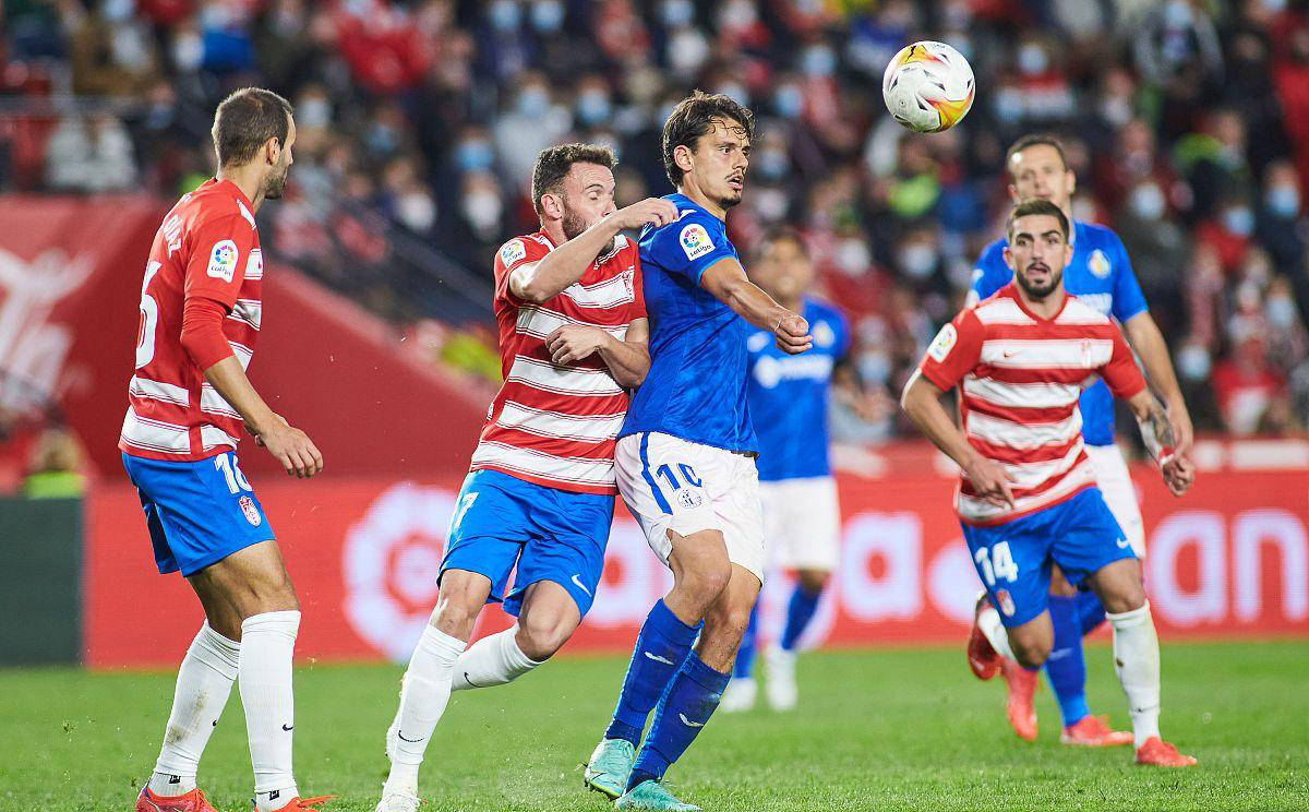 包含巴黎圣日耳曼前锋复出，助球队取得连胜的词条