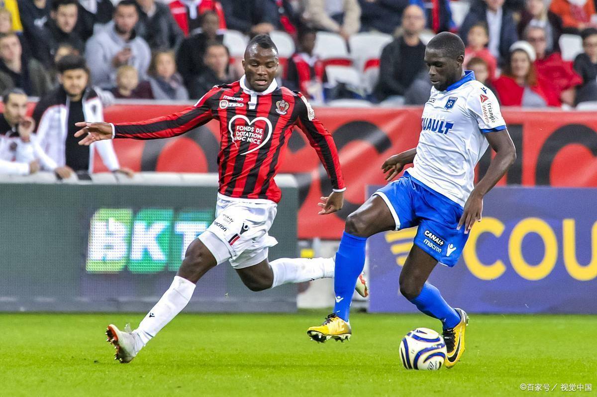 斯特拉斯堡球员集体训练，备战对手