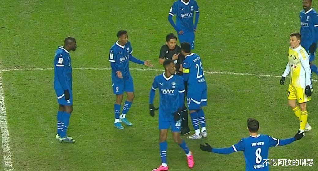 开云APP-裁判判罚争议不断，引起球迷热议