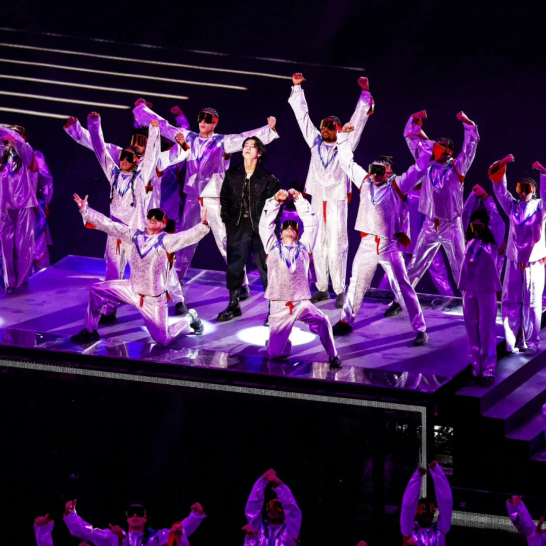 包含世界足球盛事开幕仪式璀璨绚烂，球迷狂热欢呼的词条