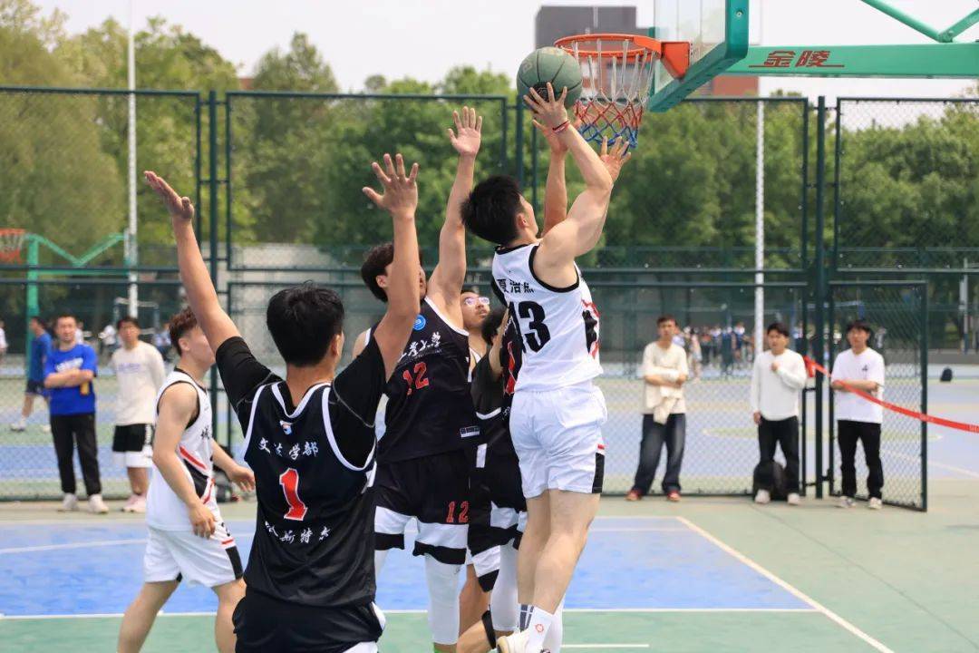 开云下载-热血对决！球场上的搏击之战