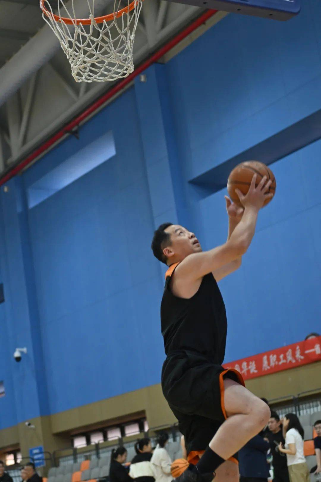 开云体育登录-篮球赛事风采绽放，球队有望登上荣誉之巅