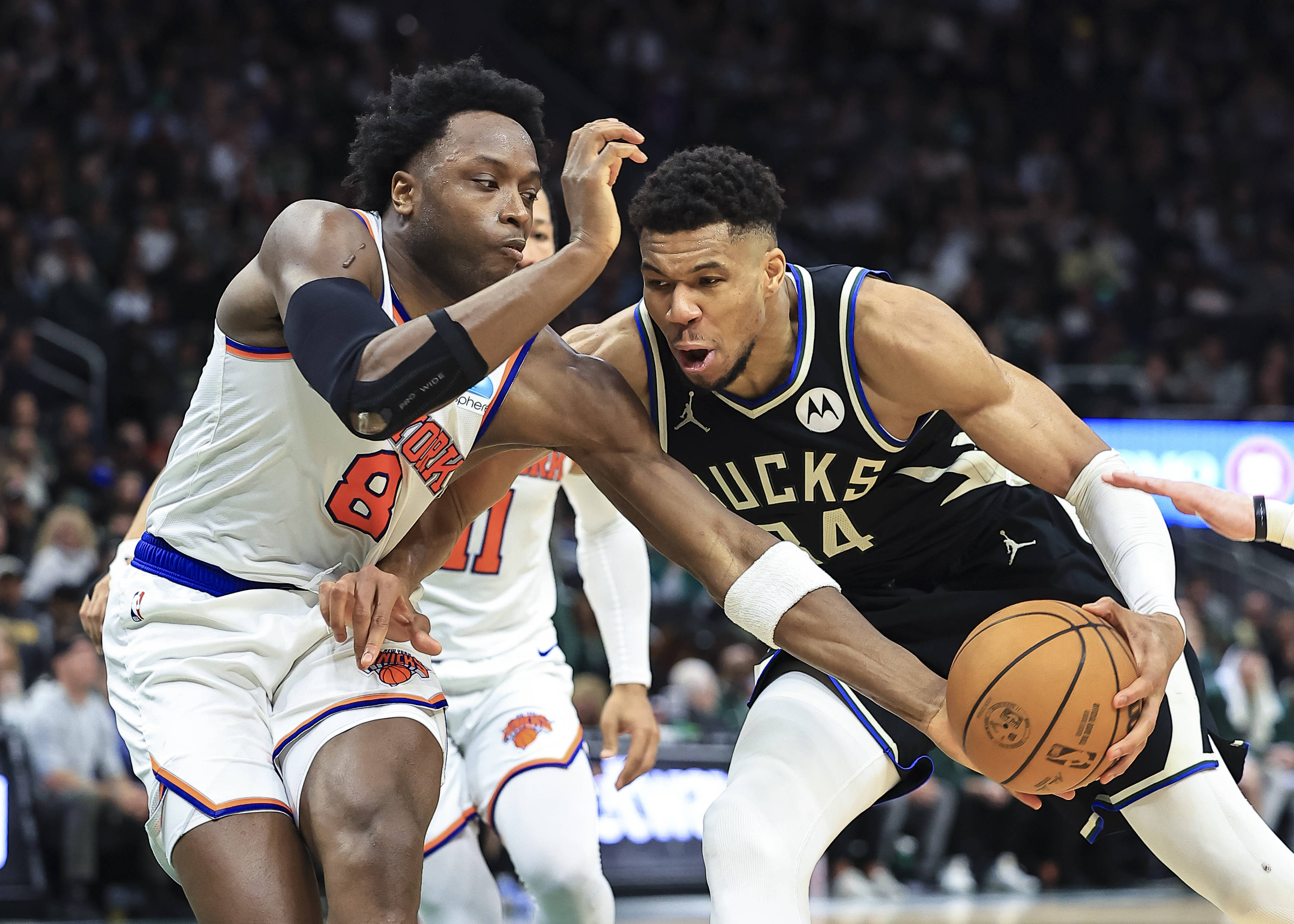 开云体育中国-篮球赛场上球员斗志昂扬，角逐激烈