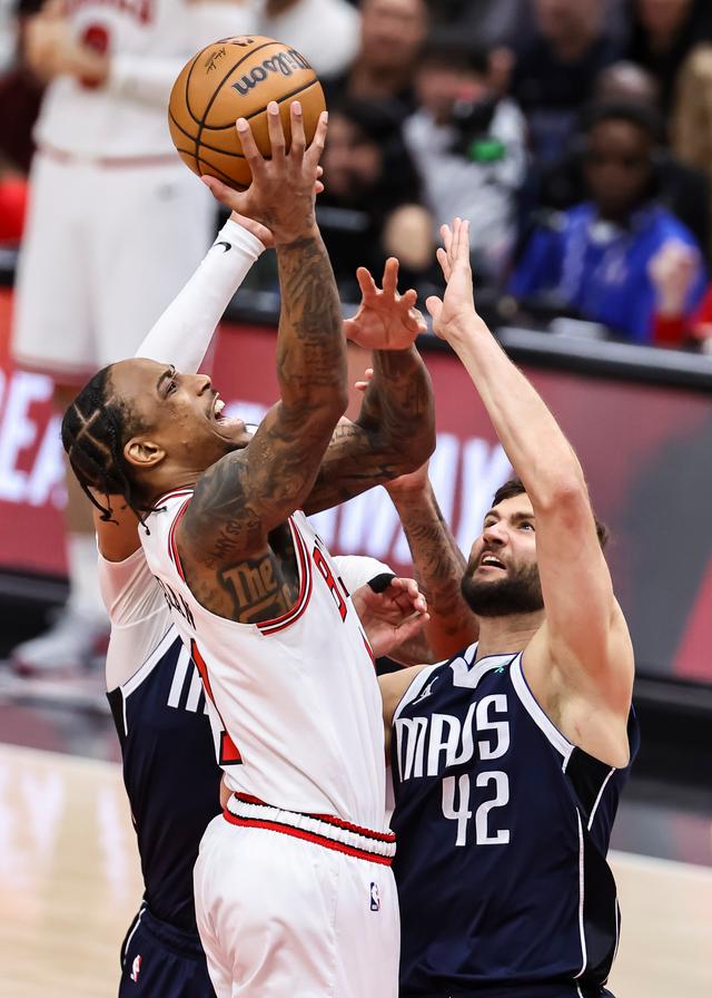 篮球赛场上球员斗志昂扬，角逐激烈