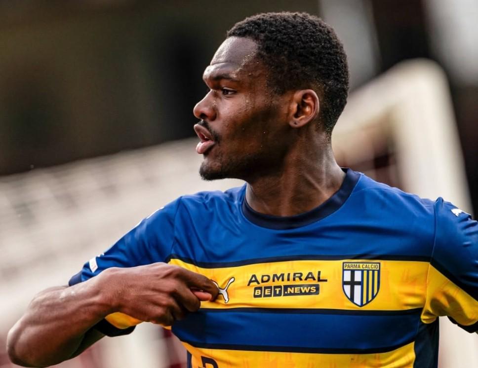 包含帕尔马前锋因家庭原因缺席比赛，球队攻击力大幅下降的词条