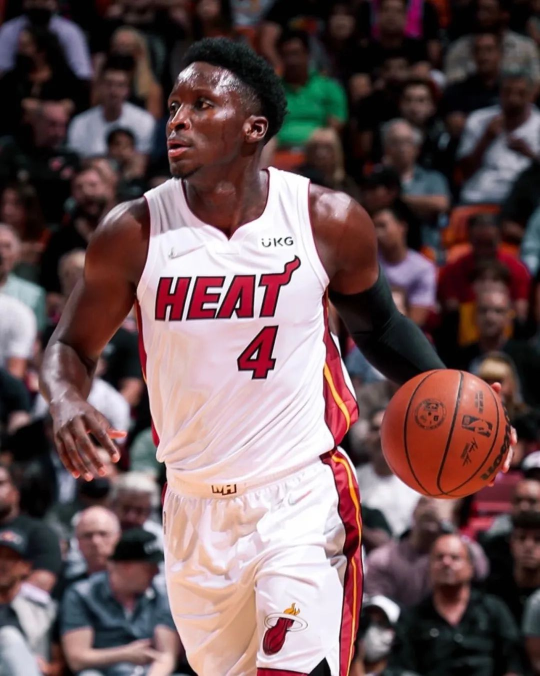 包含布克精准三分助热火取胜，球队气势如虹的词条