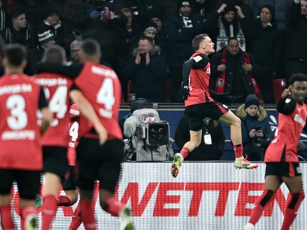 包含勒沃库森队球员联手突围，客场成功反超的词条