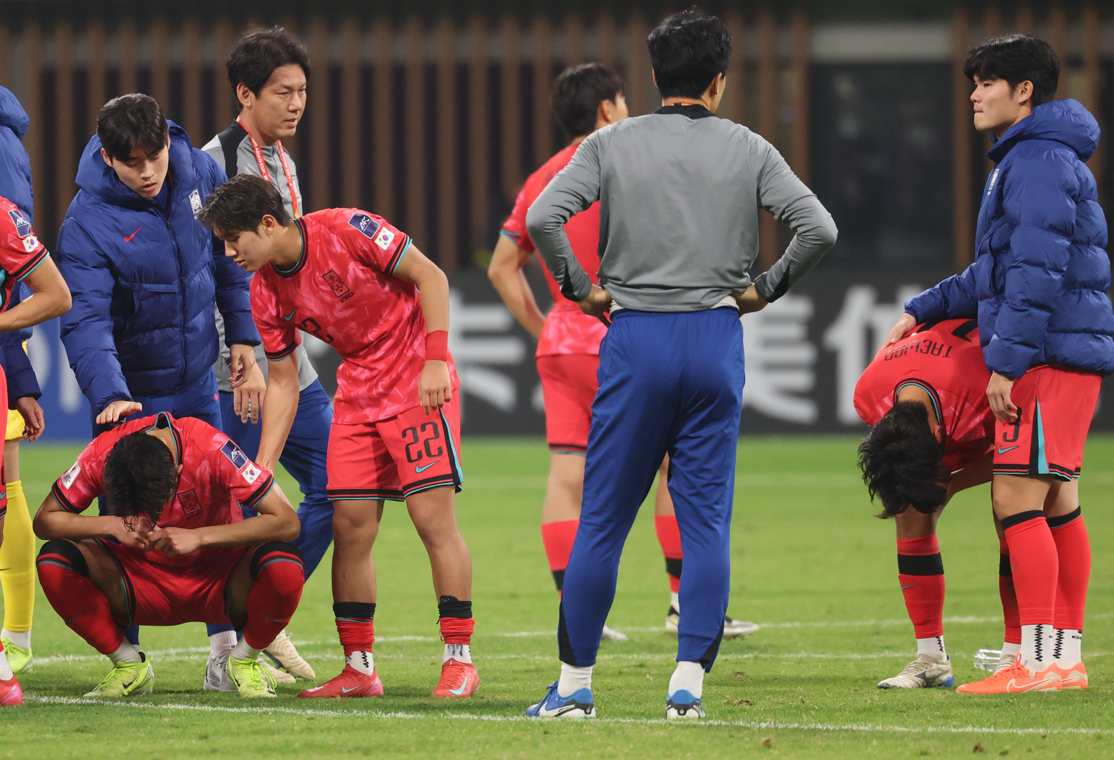 关于亚洲顶尖球队在赛场上展现实力，为国际足坛增添情趣的信息