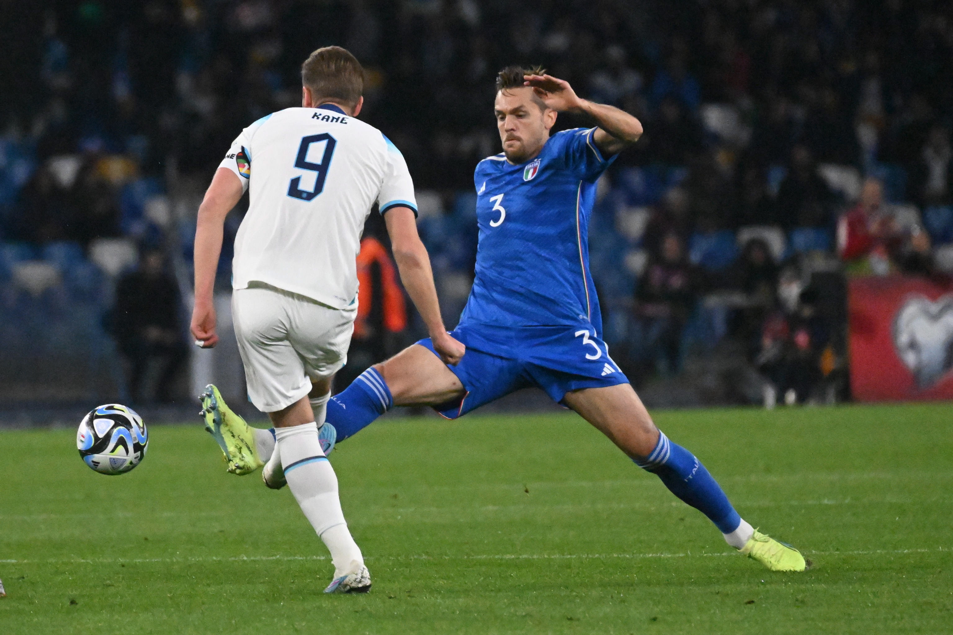 关于意大利足球明星球员目不转睛，助力球队夺冠的信息