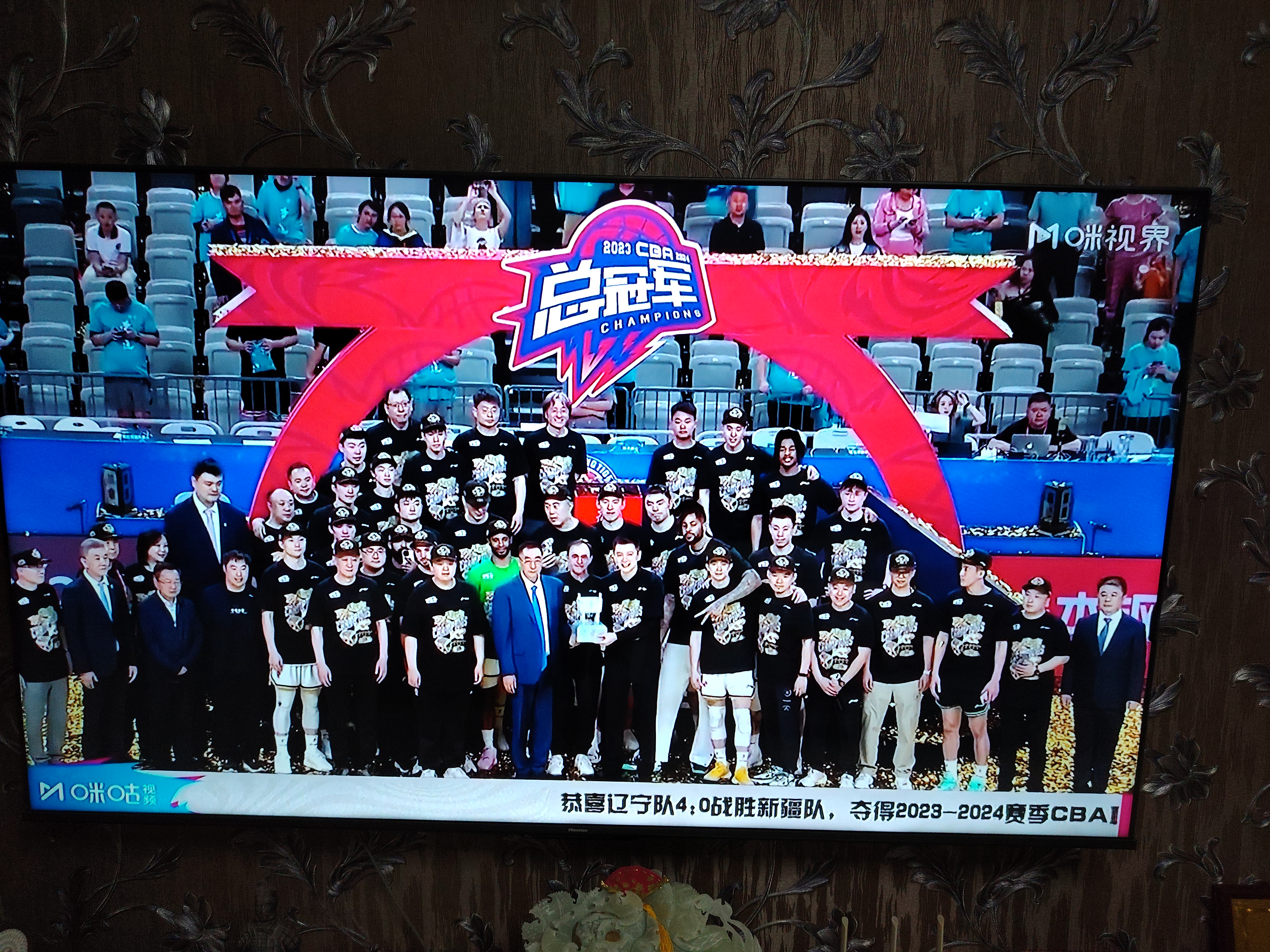 精彩比拼，球员们拼尽全力为队争光