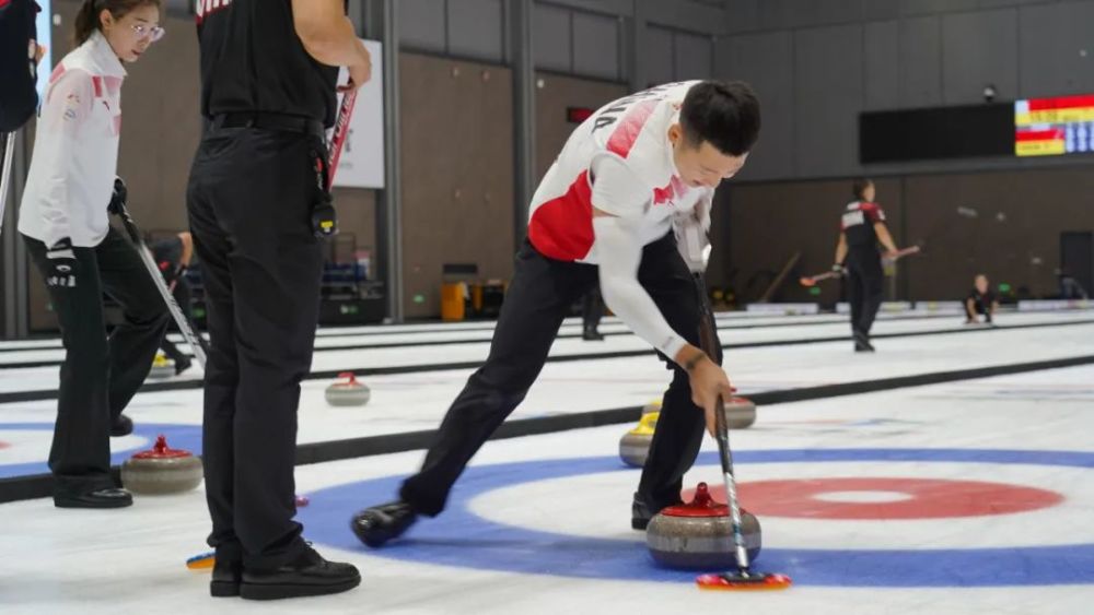 青海队在主场比赛中全力以赴，实现了激烈对抗的简单介绍