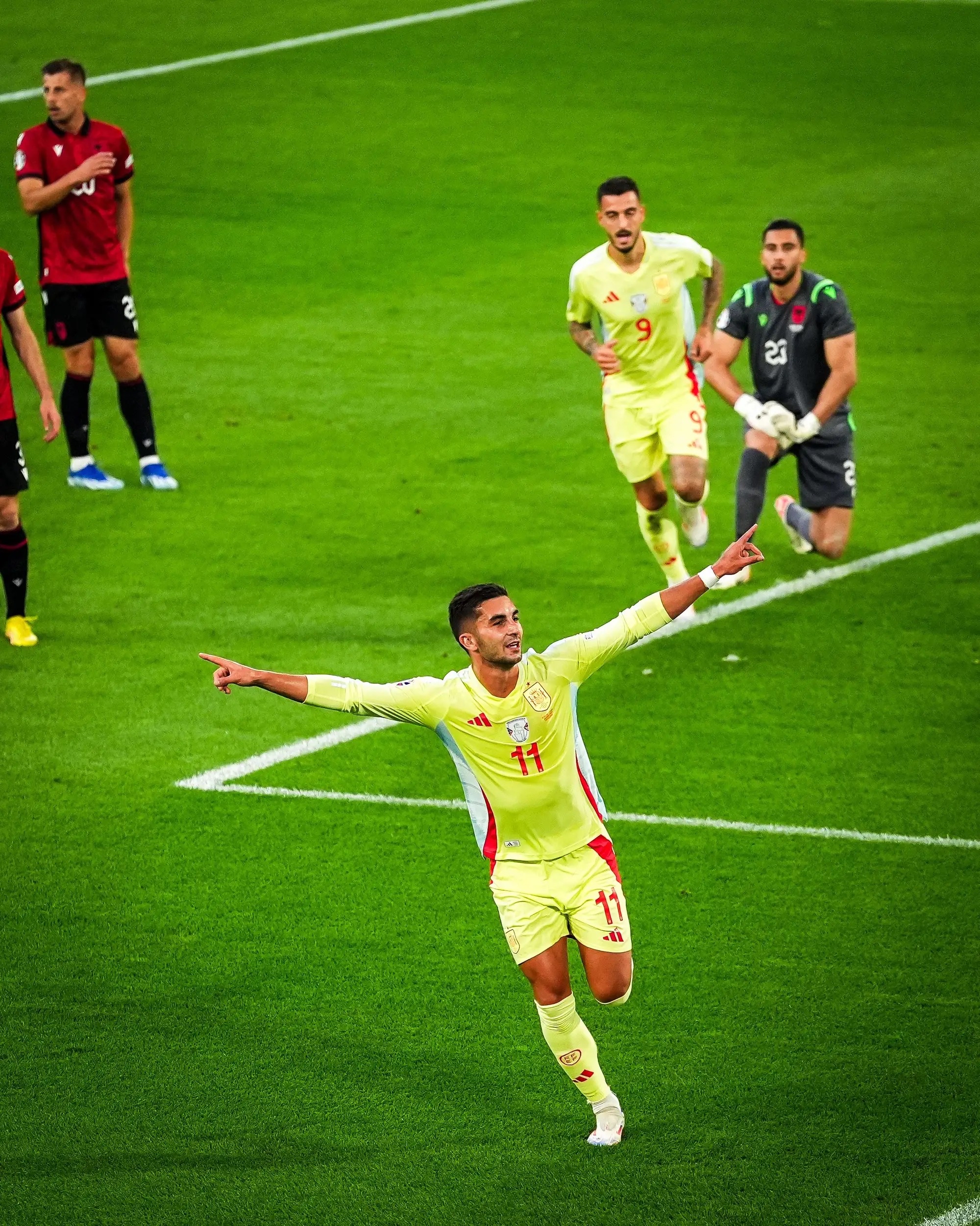 开云体育-包含西班牙队豪取小组赛三连胜晋级欧锦赛的词条