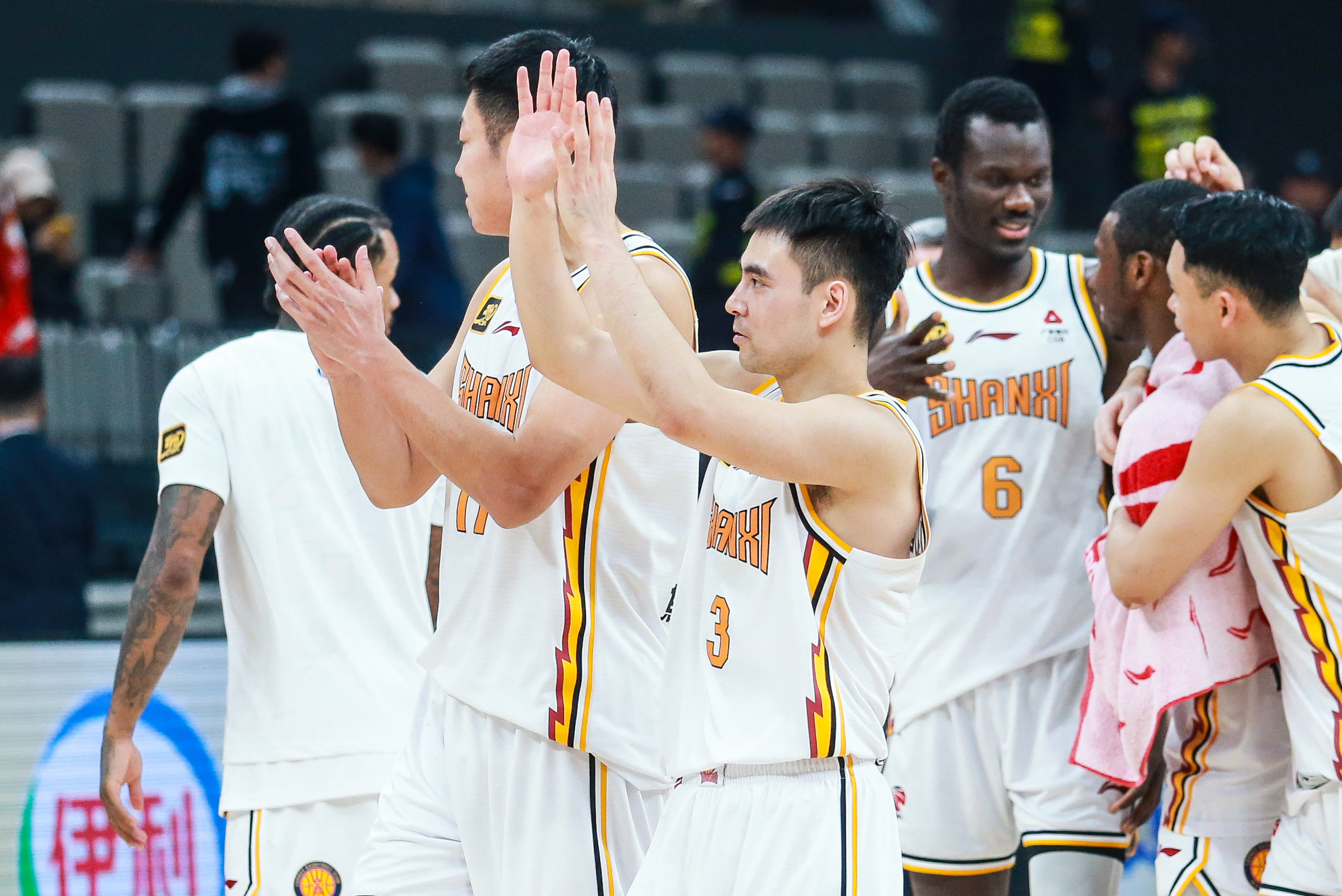 开云平台-纷争激烈的赛事中球员展现出色表现，惊险一幕的简单介绍