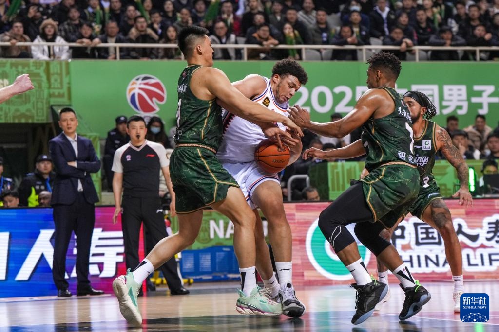 纷争激烈的赛事中球员展现出色表现，惊险一幕的简单介绍