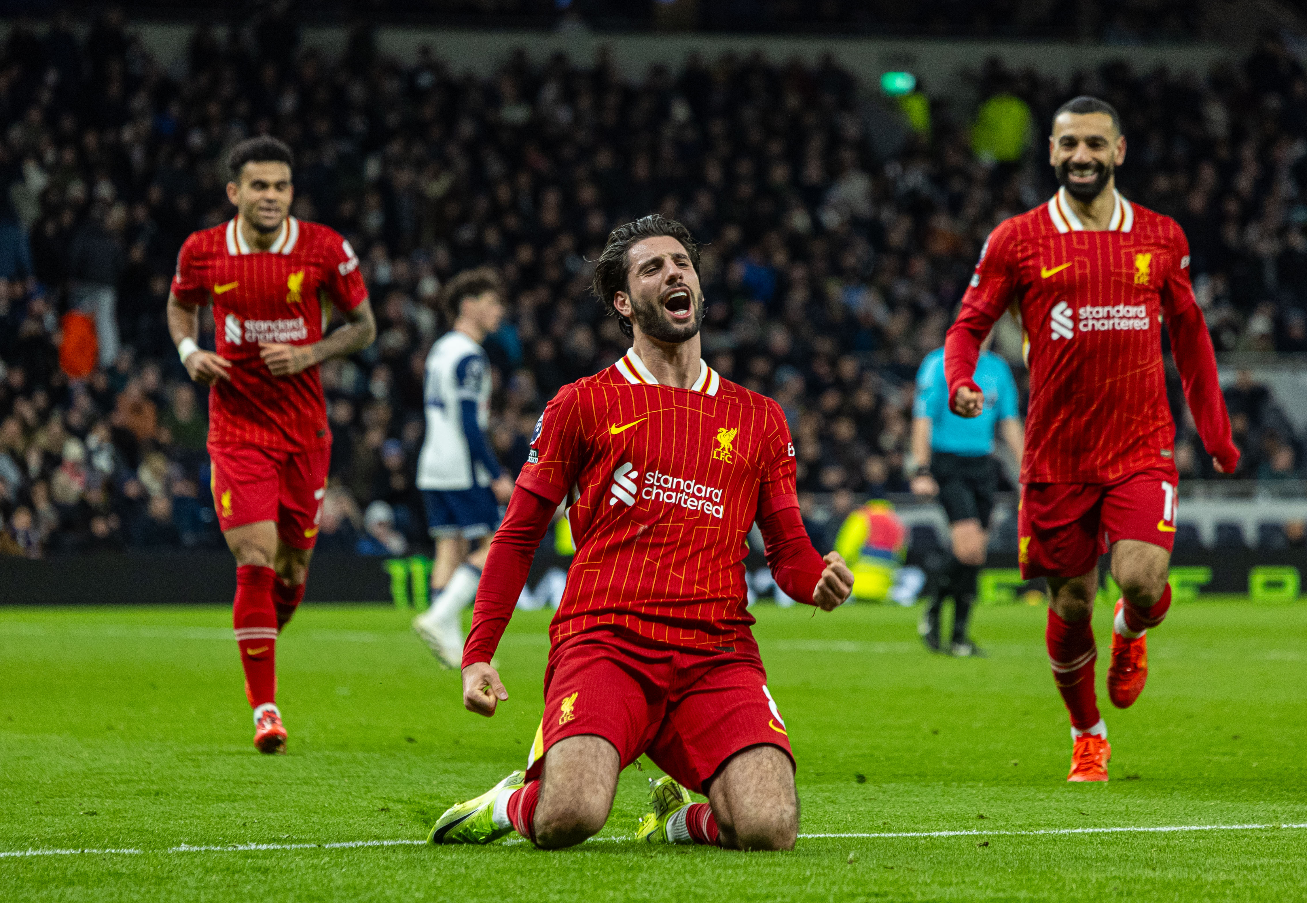 开云官网-热刺主场终结曼联连胜，保住英超榜首位置！的简单介绍