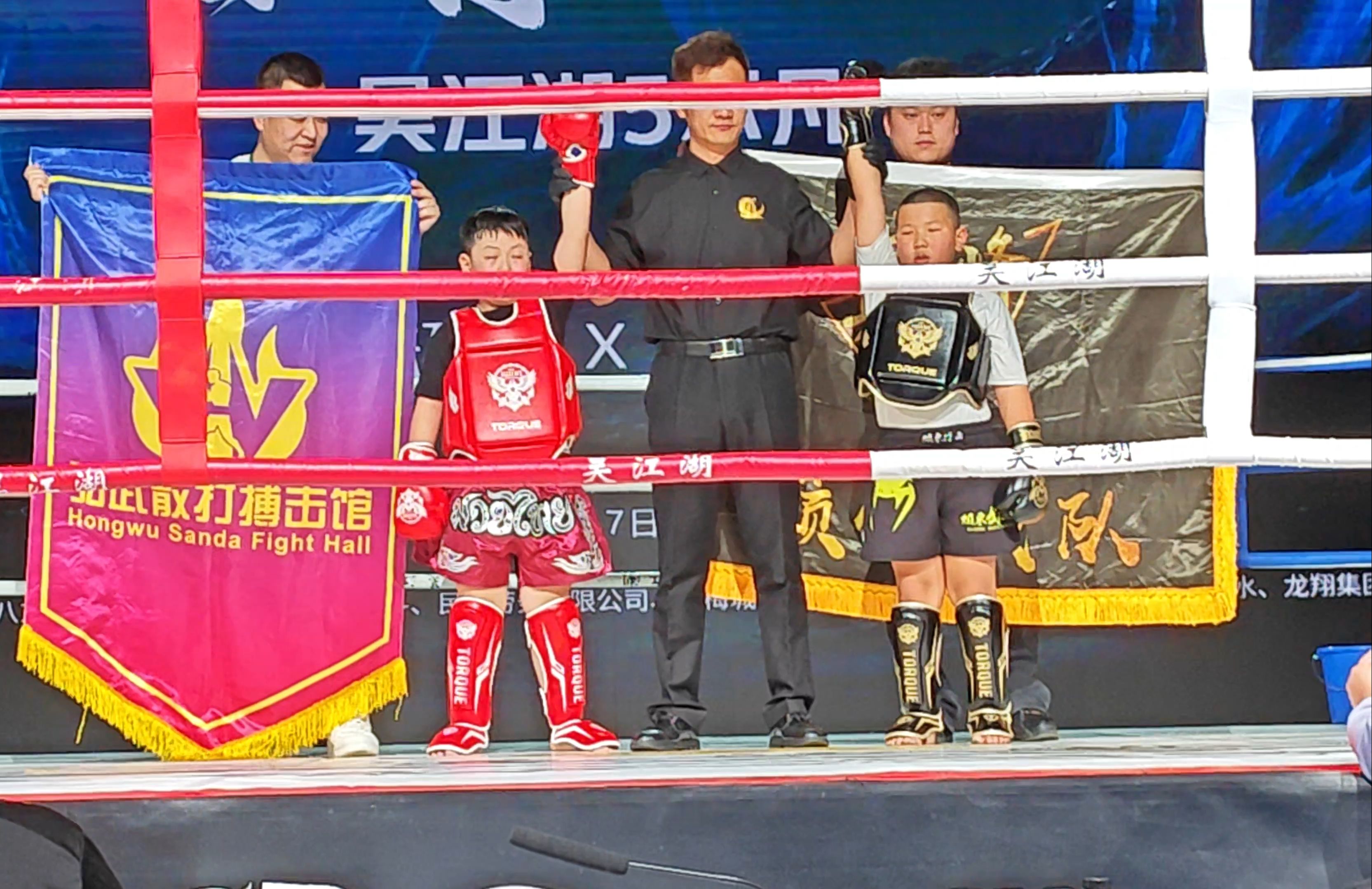 包含顶级俱乐部全力备战，球场上演精彩对抗的词条