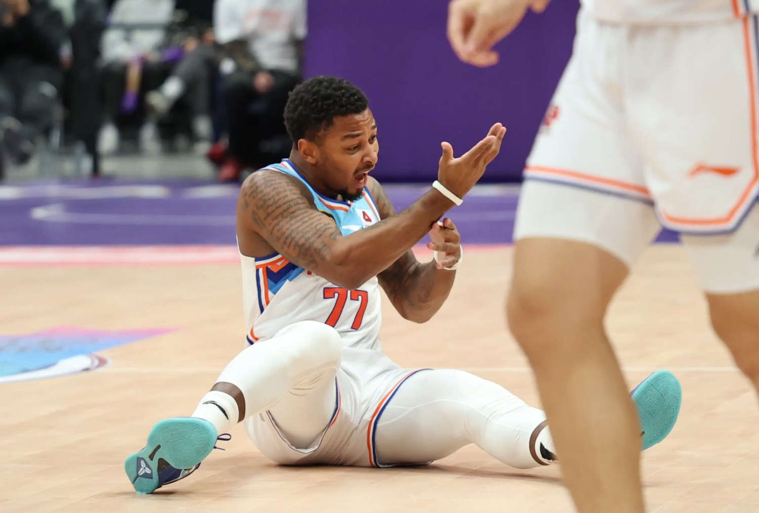 开云体育官方网站-包含纷争不休的足球比赛，球员拼尽全力搏杀的词条