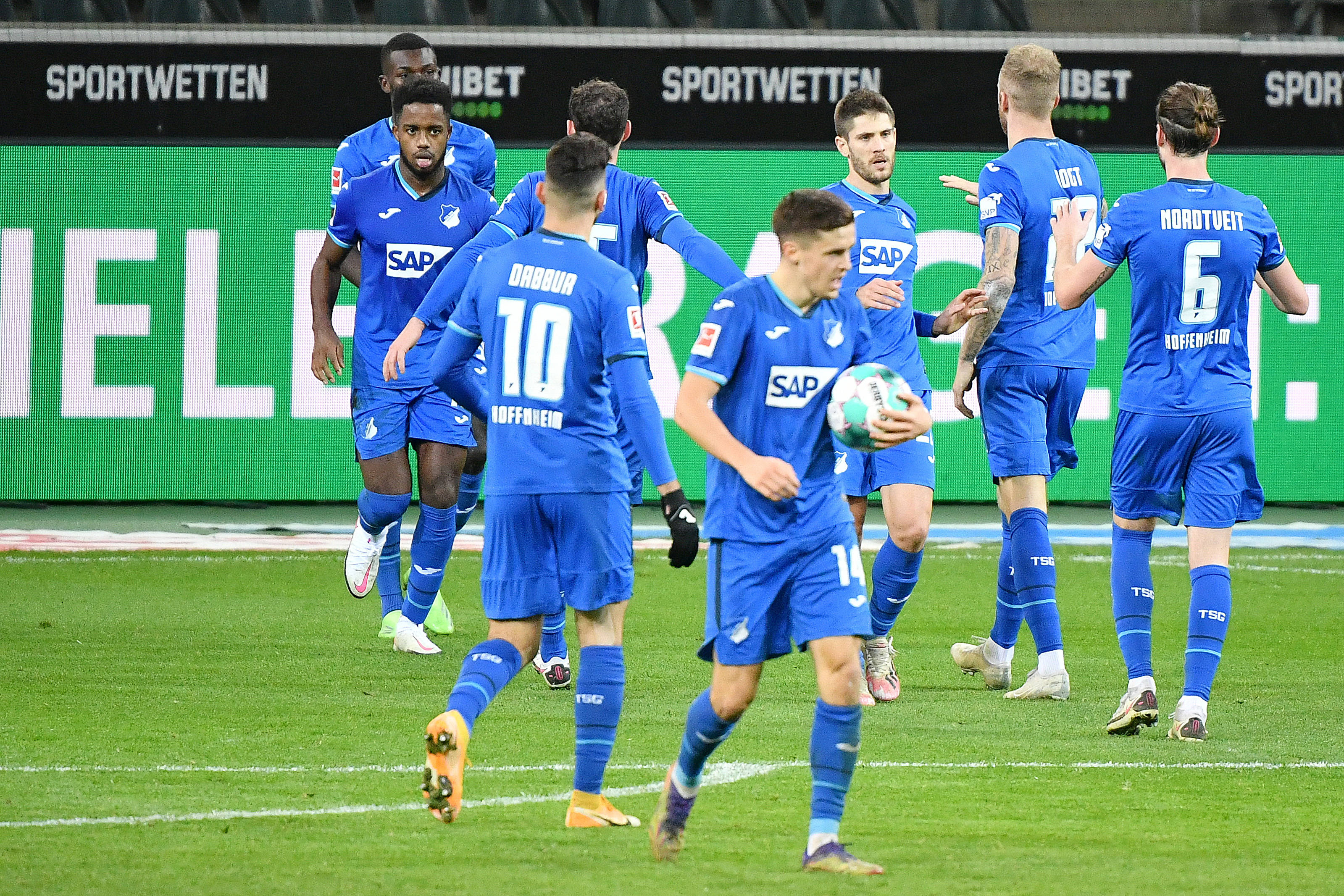 开云APP-霍芬海姆球员团结一致赢得比赛的简单介绍