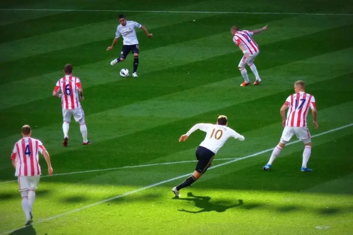 开云体育入口-关于科隆球员举行慈善活动，传球技巧大比拼的信息