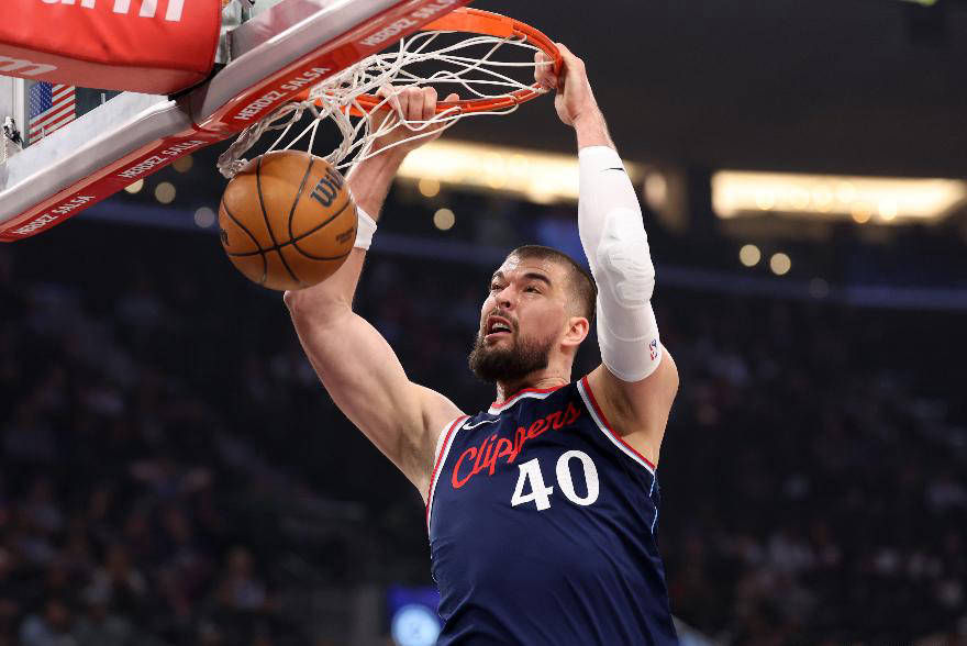 关于快船逆转活塞，继续保持不败战绩的信息