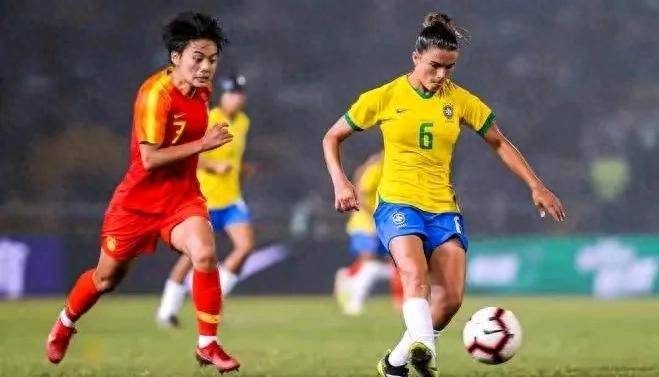 女足球员们不畏强敌，向胜利发起冲击的简单介绍