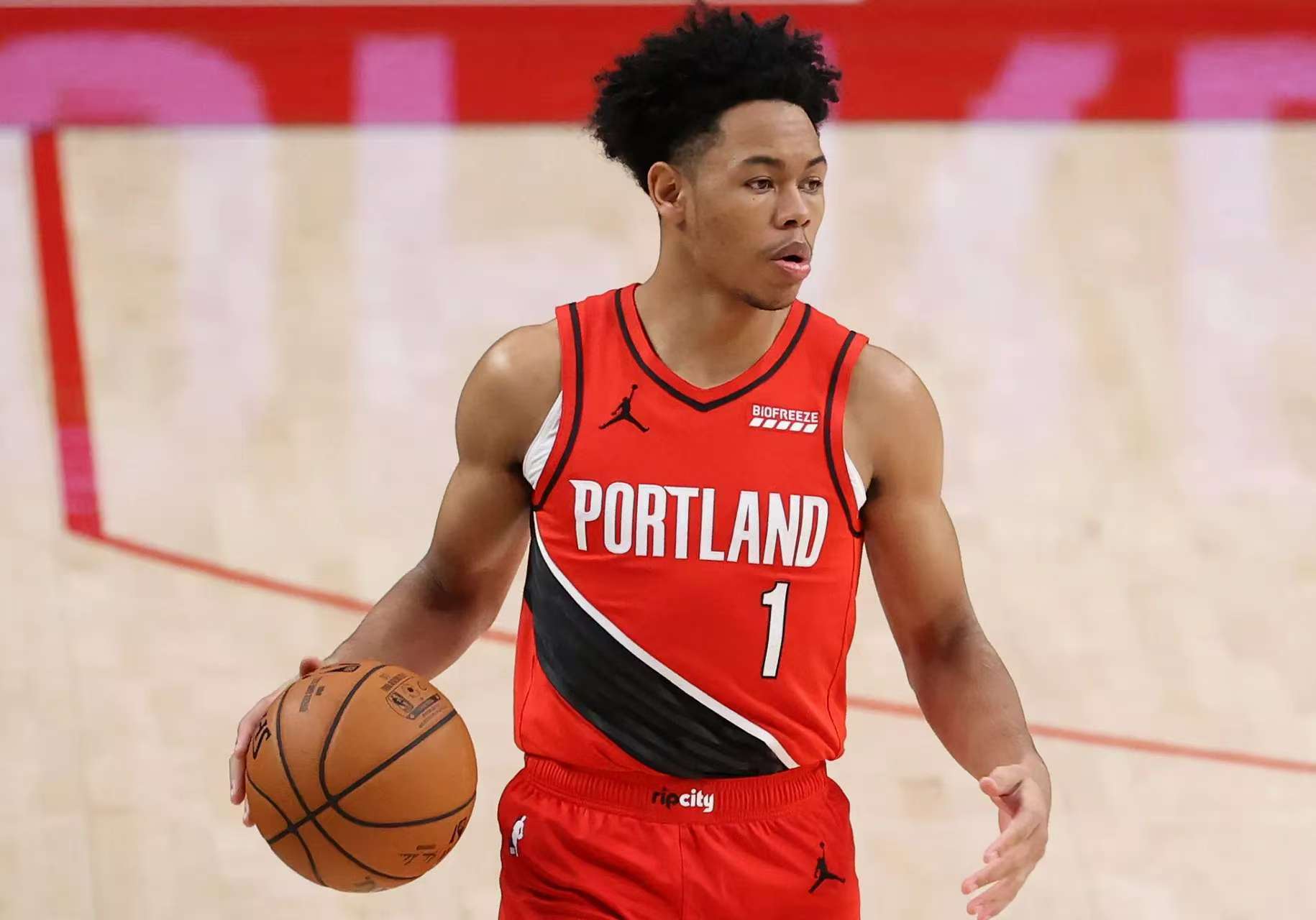 开云体育官方网站-关于开拓者队取得胜利，新秀迅速崭露头角的信息