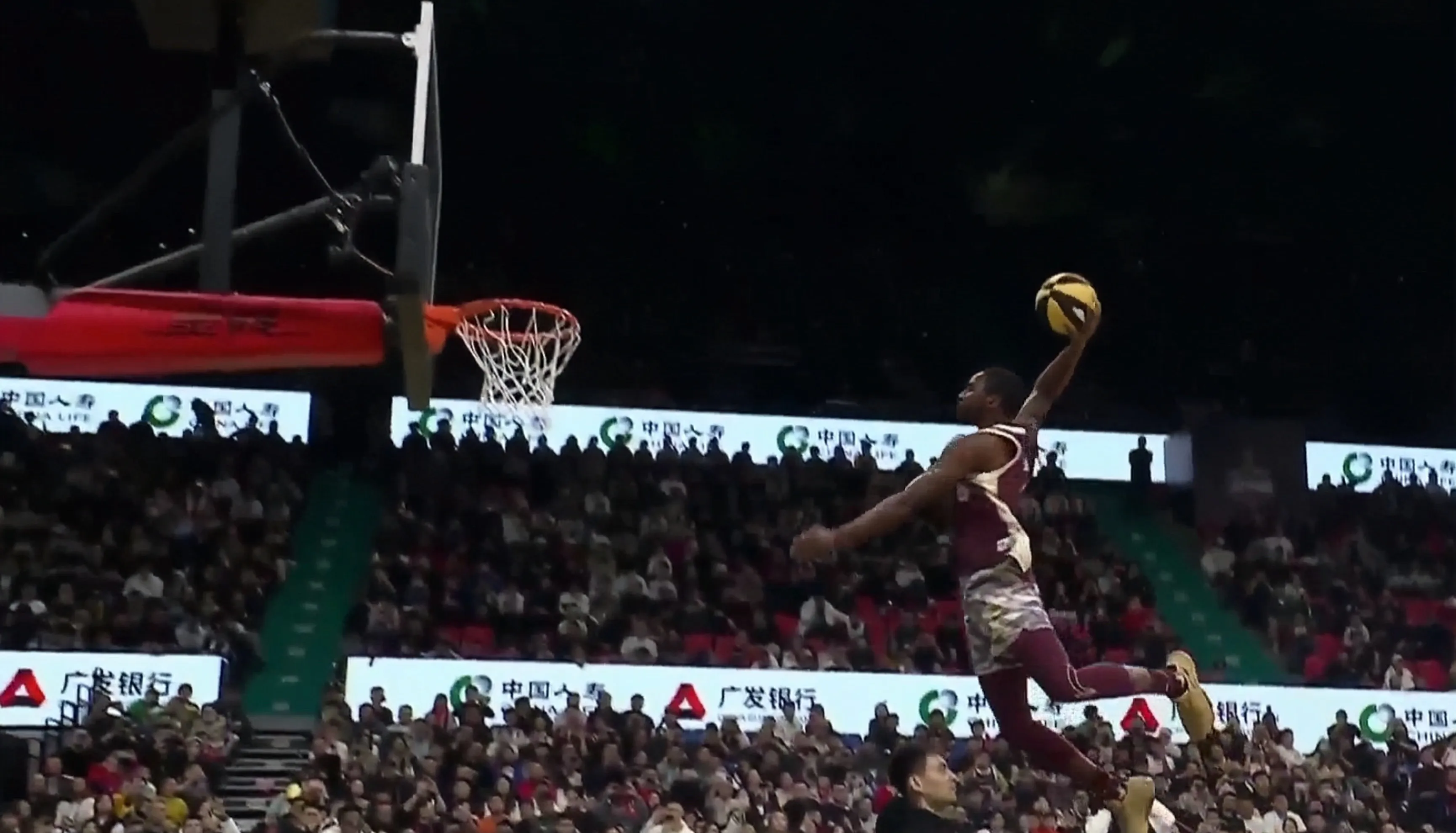 开云体育-精彩瞬间回放：深空投篮命中，球迷欢呼不已的简单介绍