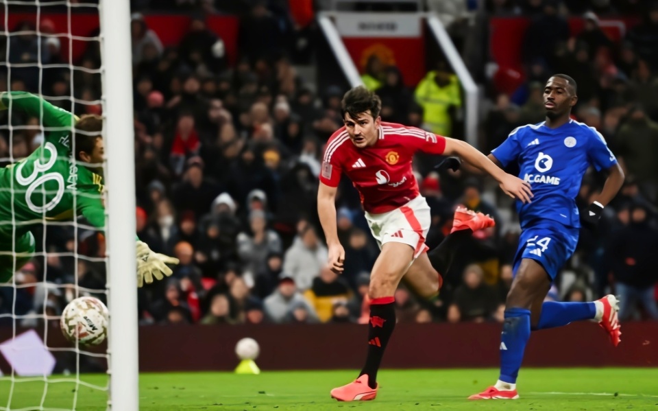 曼联前锋梅开二度，助球队逆转胜利的简单介绍