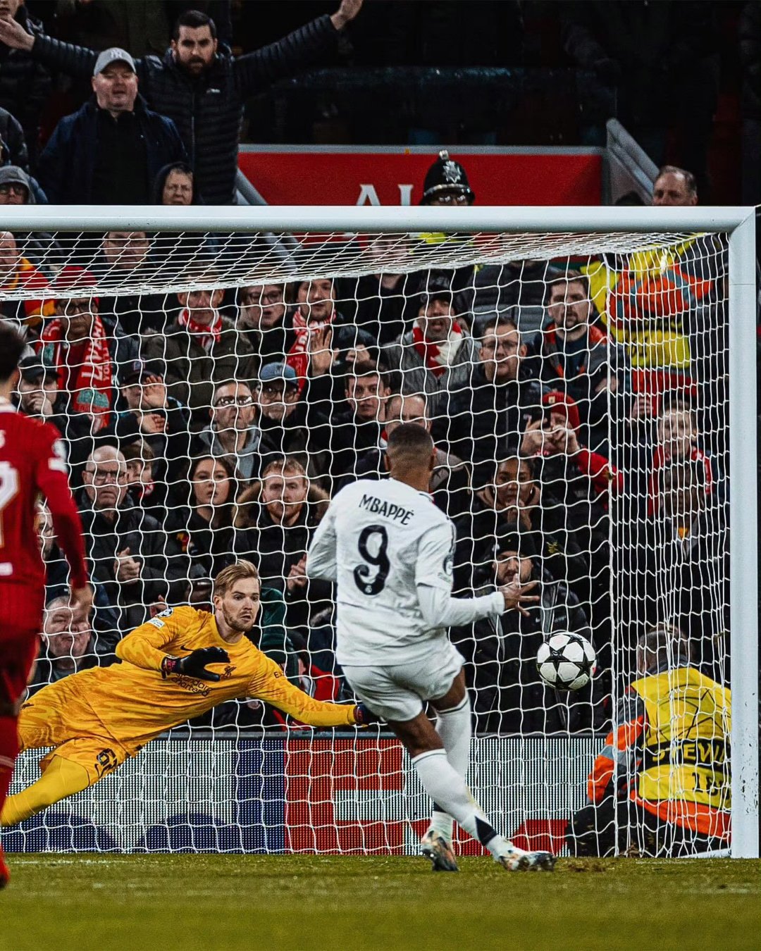 开云体育APP下载-关于皇马后卫犯规被罚下，陷入人数劣势的信息