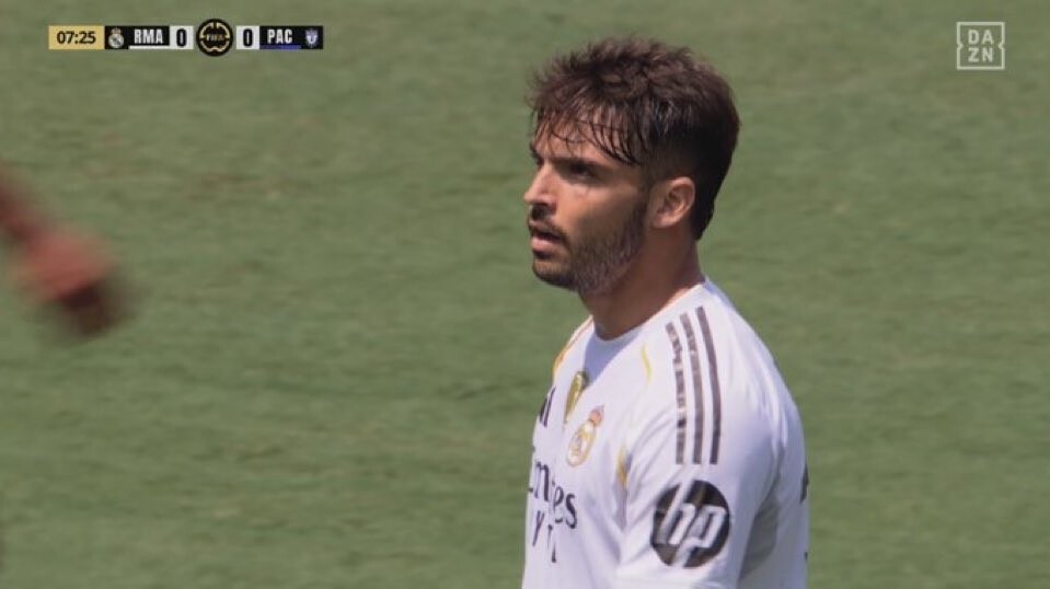 关于皇马后卫犯规被罚下，陷入人数劣势的信息