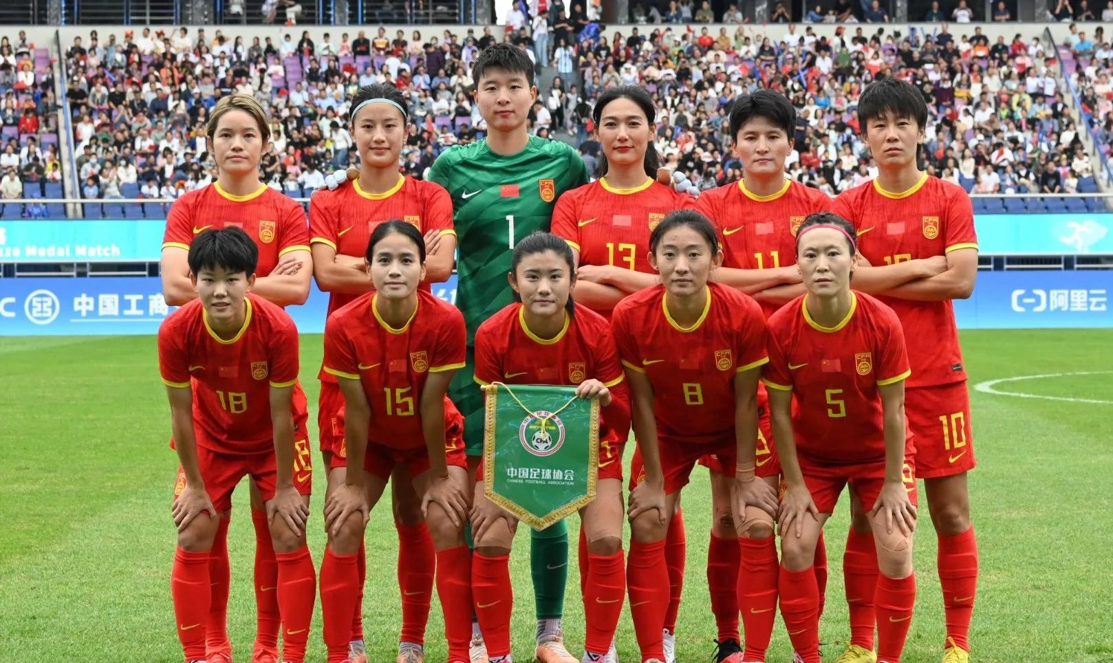 新一轮女足对决开赛，球员拚尽全力