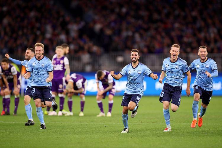 开云体育-悉尼FC球员火力全开，决胜瞬间