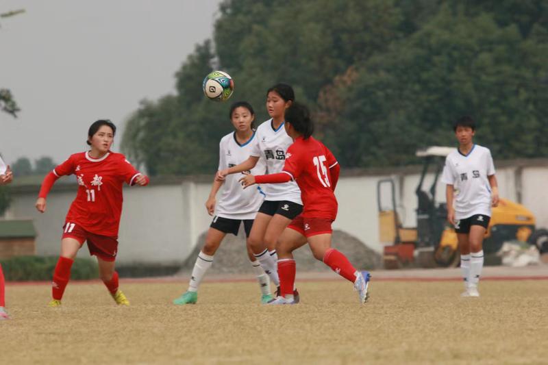 昨晚的足球赛事中，女子球队表现出色