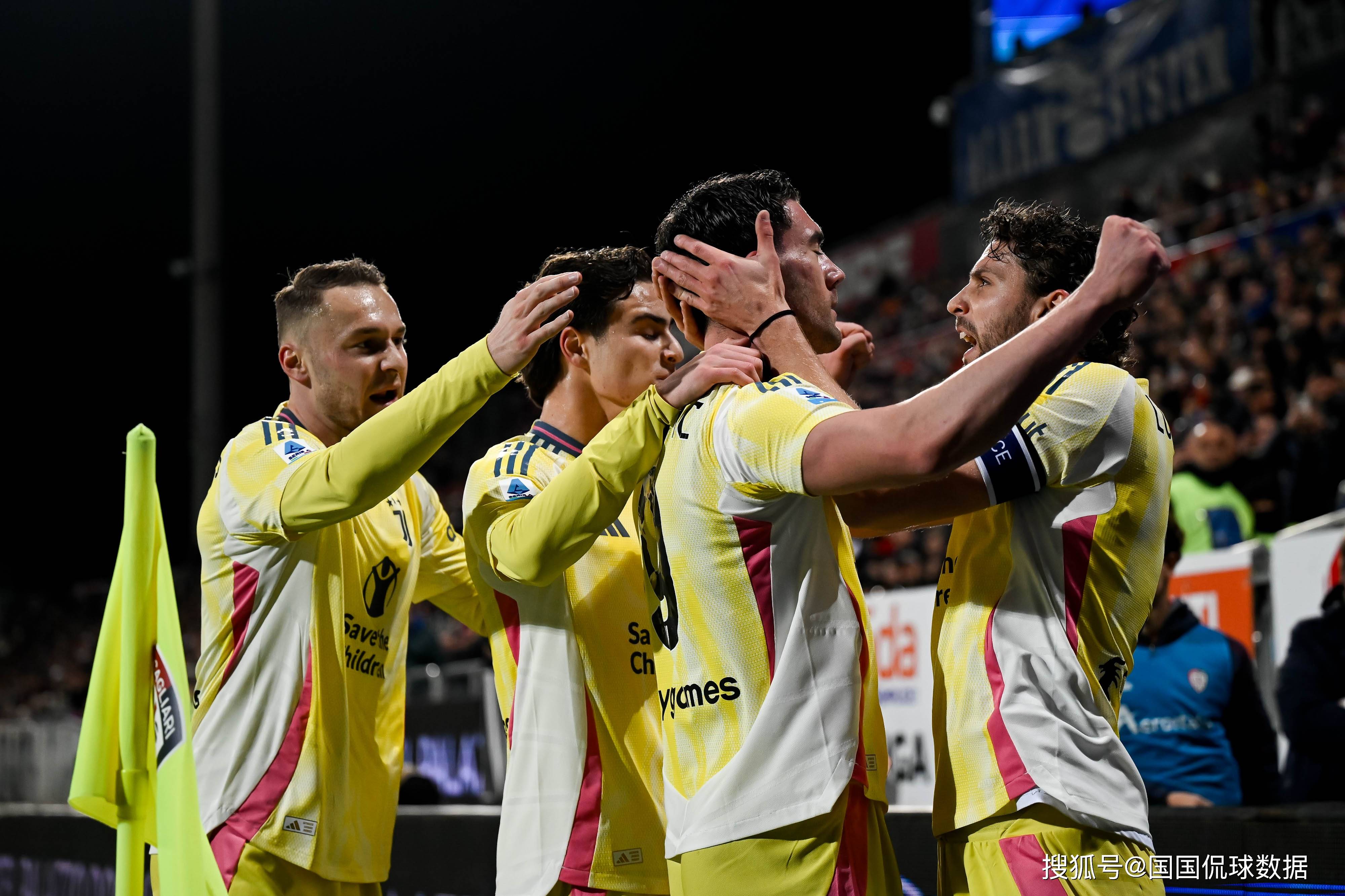 意大利大胜挽回劣势，乌拉圭险胜晋级的简单介绍