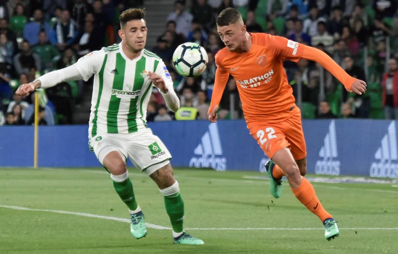 开云体育官网-包含西甲联赛热火朝天，球员拼尽全力争取胜利的词条