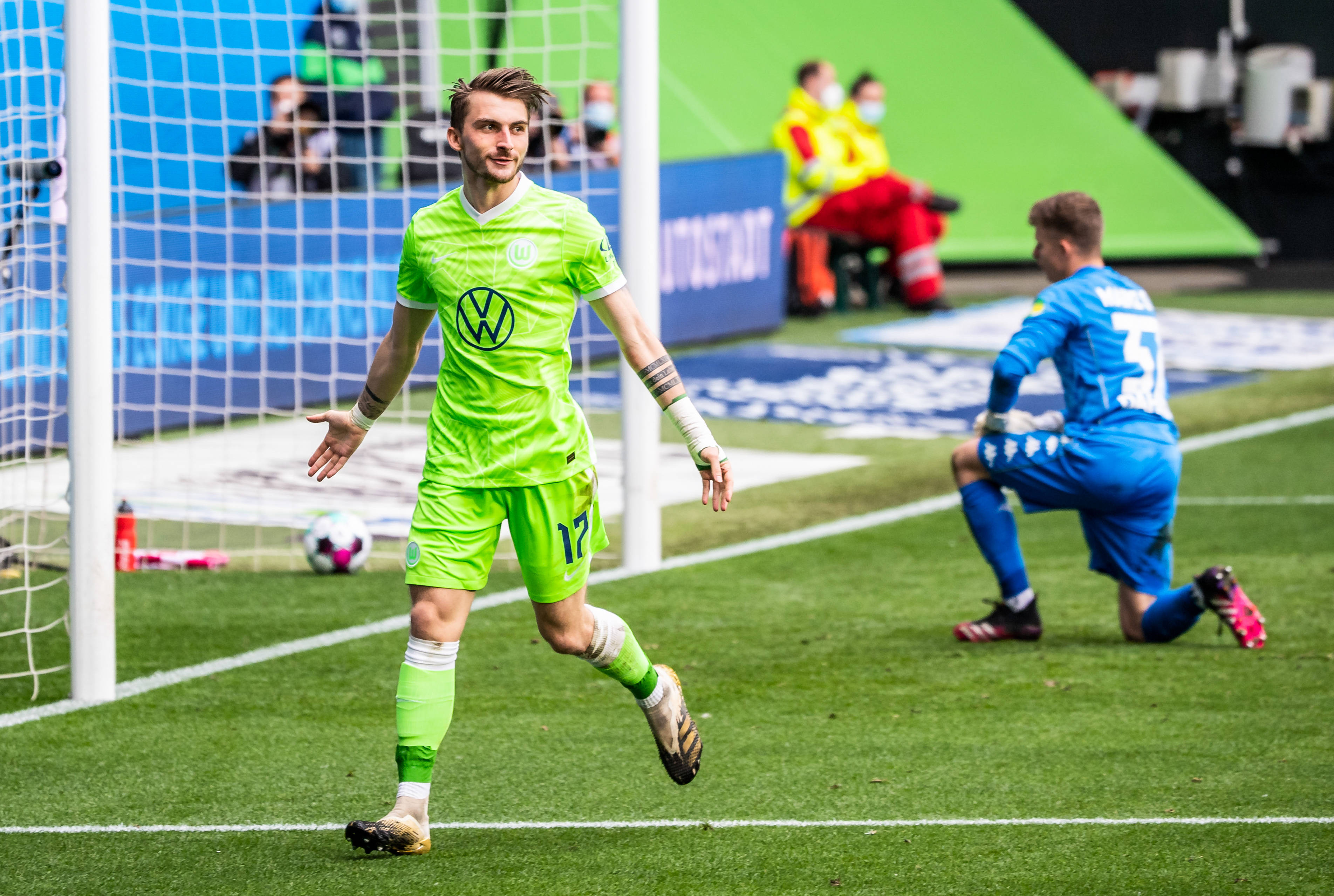 沙尔克04全面获胜，积分登顶