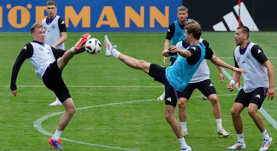 德国队迎战匈牙利队,双方都渴望取得胜利 德国队迎战匈牙利队,双方都渴望取得胜利