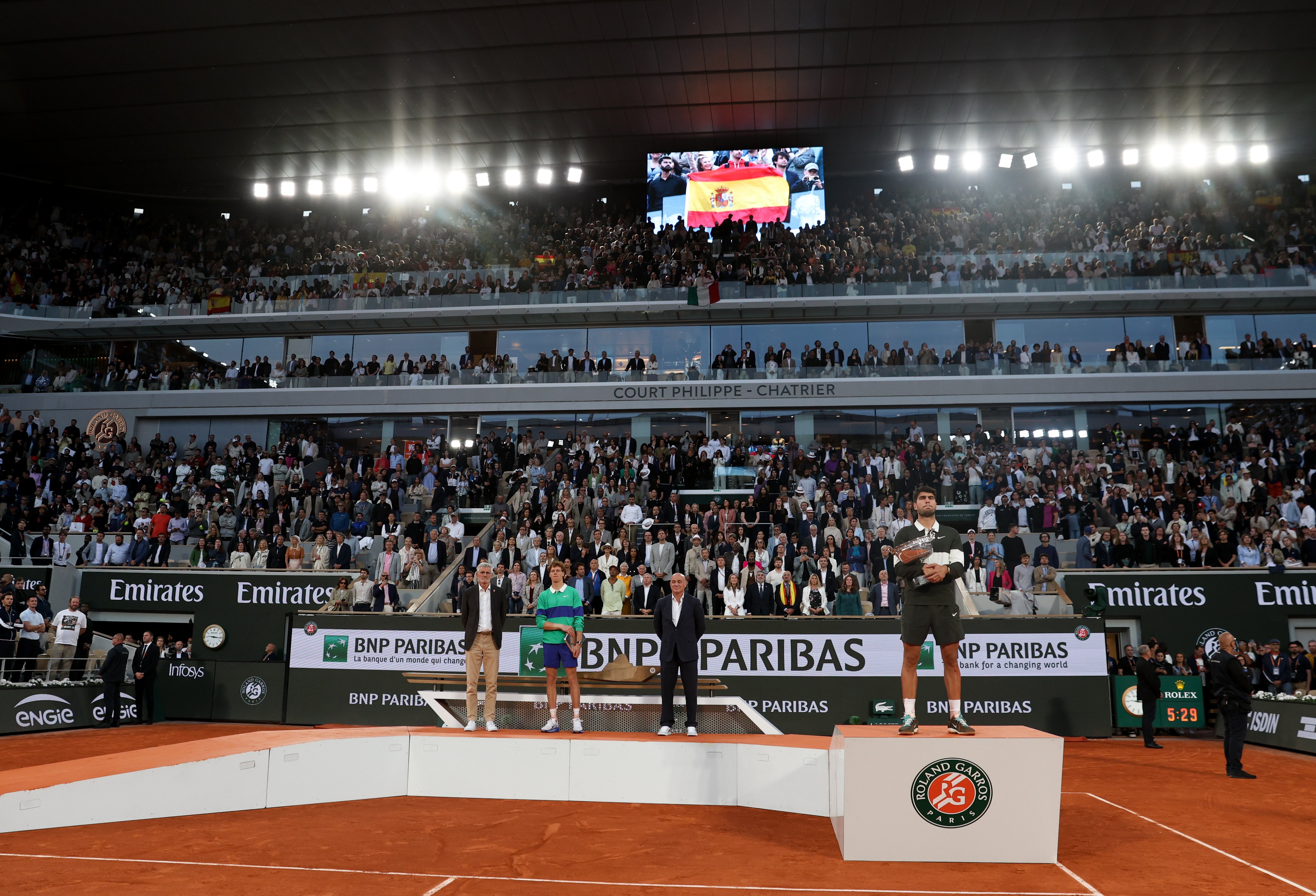 开云平台-网球选手在单打比赛中斩获冠军，称霸赛场