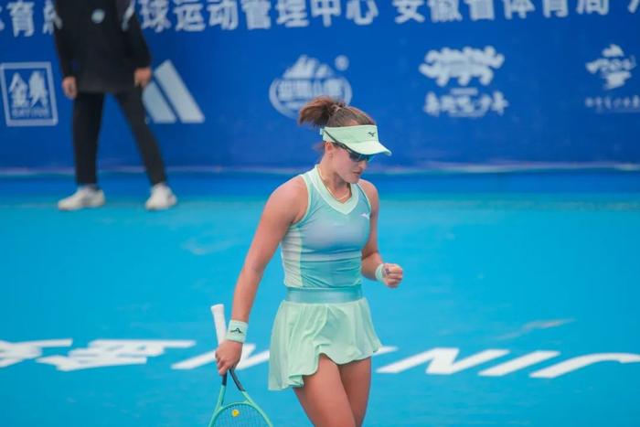 网球选手在单打比赛中斩获冠军，称霸赛场