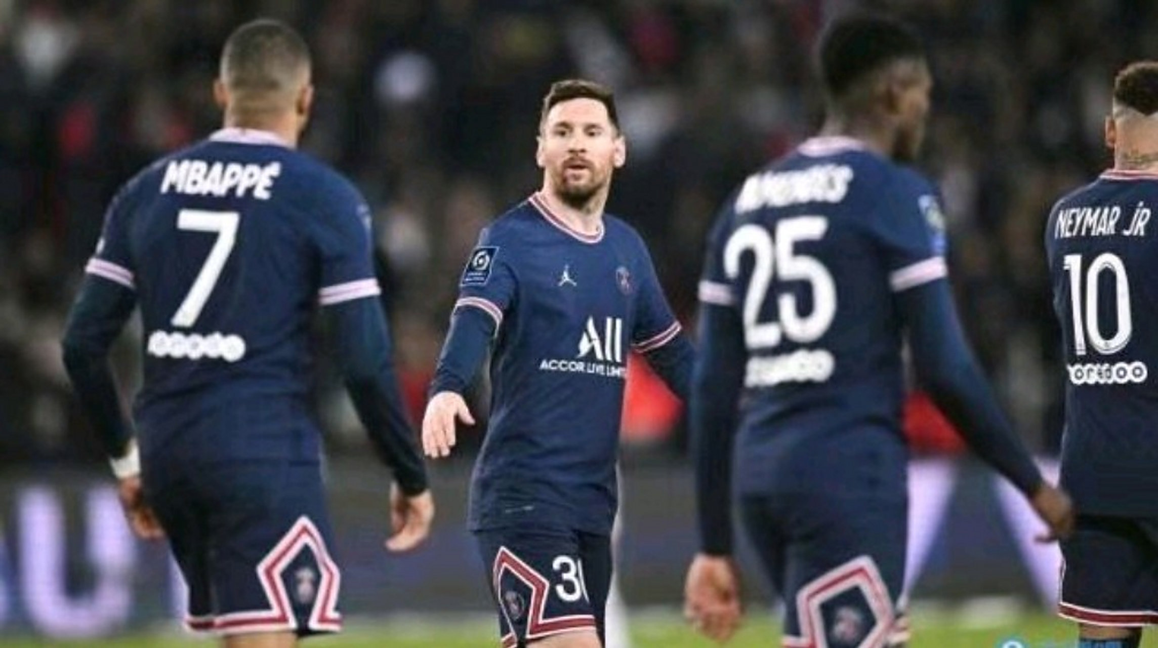 包含巴黎客场轻松踢，暂时排名榜首的词条