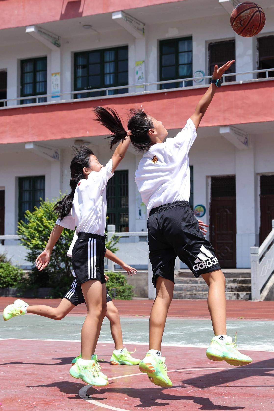 开云体育app-NBA球员义务活动频频亮相，传递爱心的简单介绍