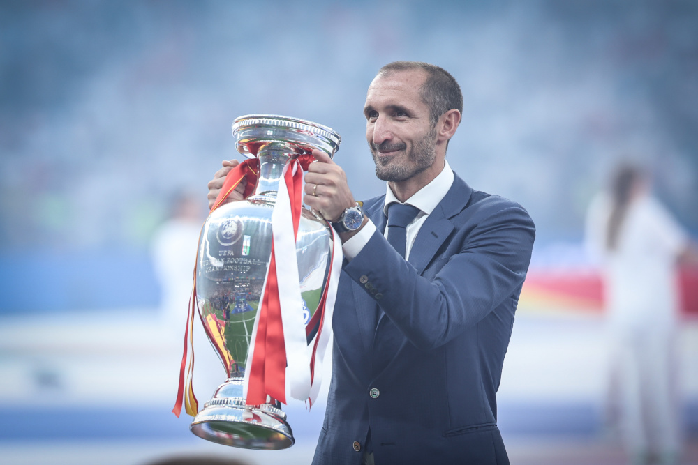 西班牙球员捧起冠军奖杯，激动落泪