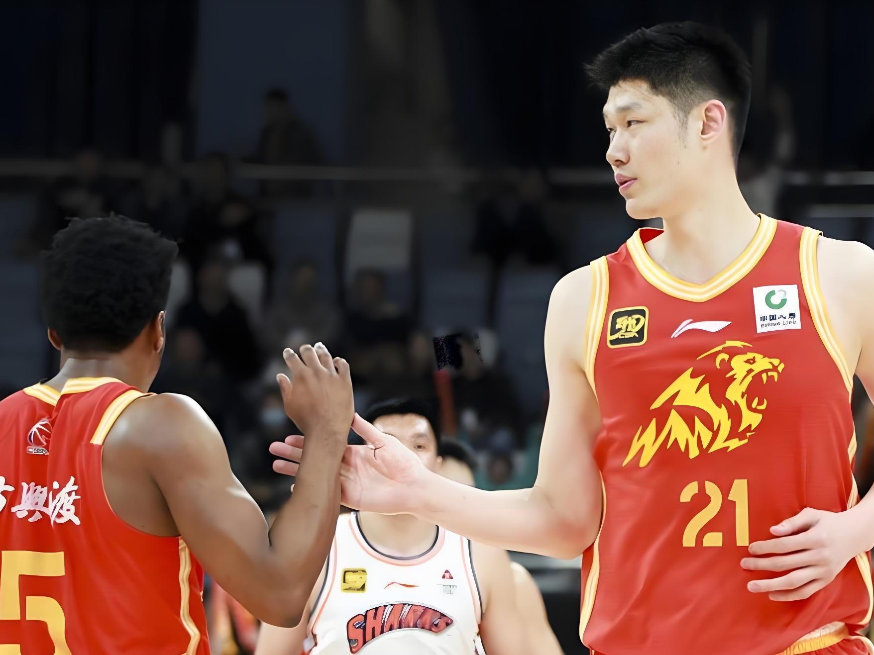 内线配合默契,球队防守得当确保胜利的简单介绍 内线配合默契,球队防守得当确保胜利的简单介绍