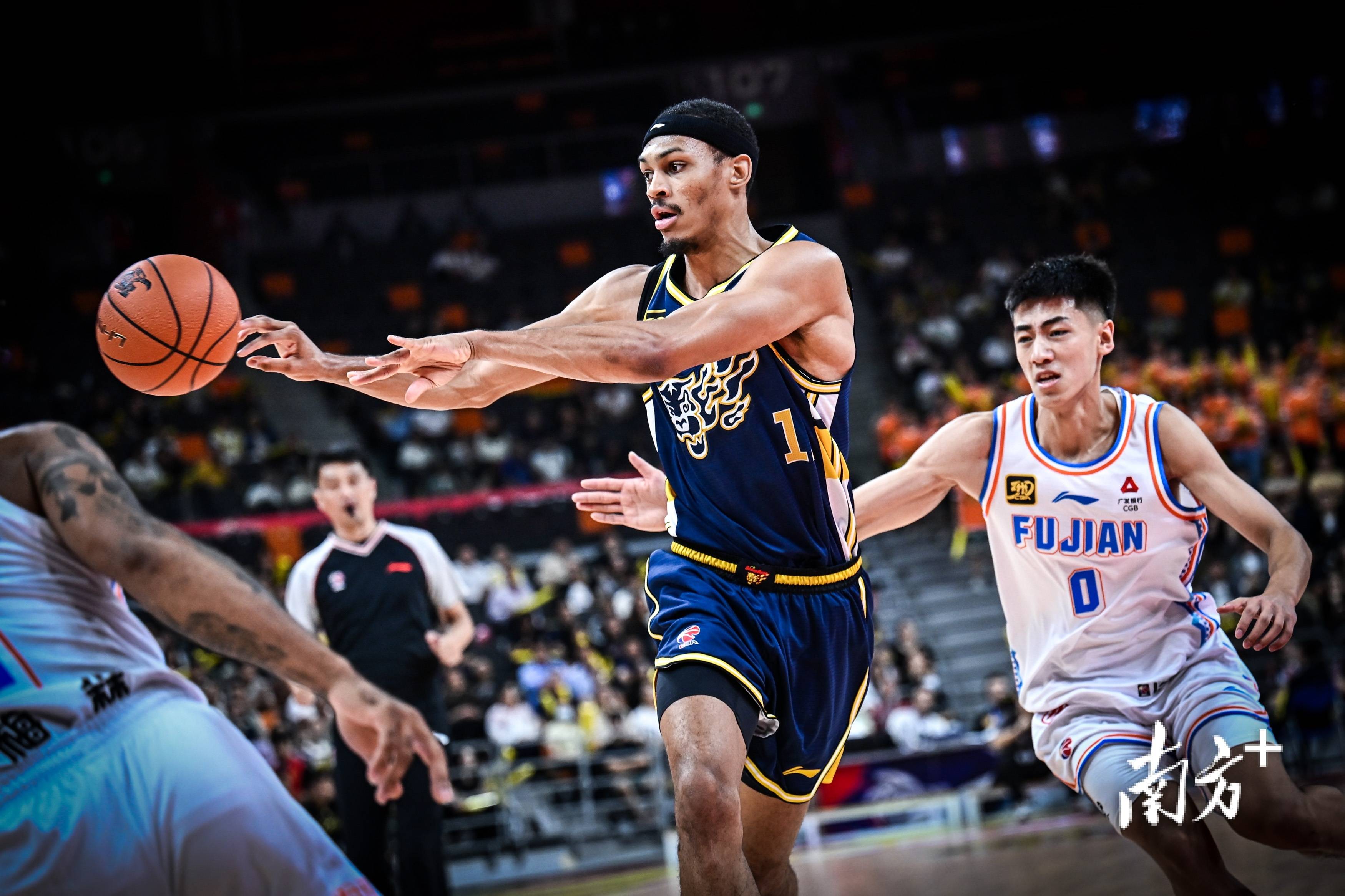 东亚球队逆袭成功，晋级下一轮比赛的简单介绍