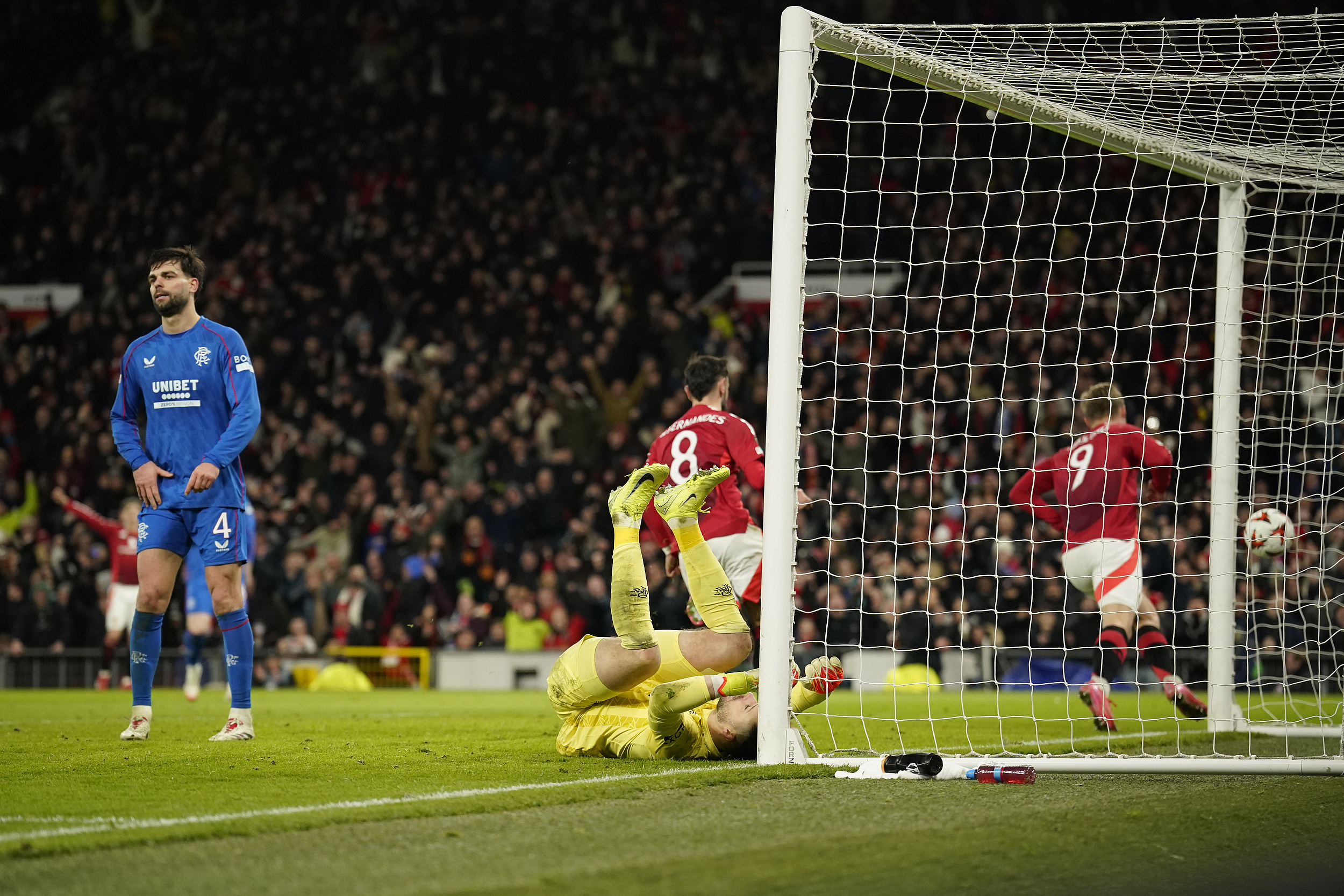 曼联防线失误频频，需进一步改进的简单介绍