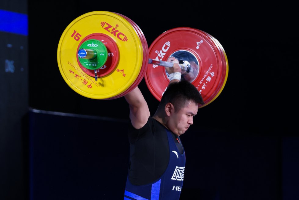 举重选手表现强劲拿下金牌