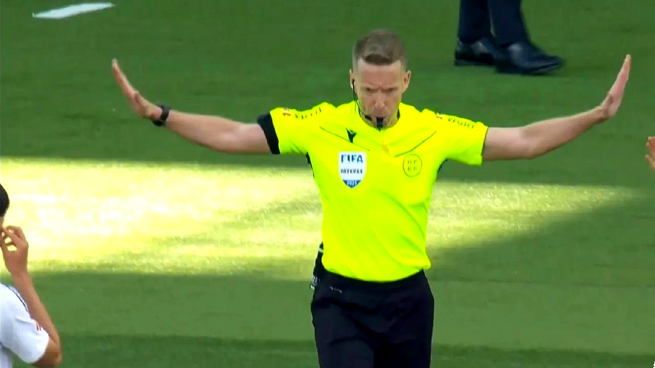 开云平台-包含主裁判执法失误引争议，VAR再次成为焦点的词条