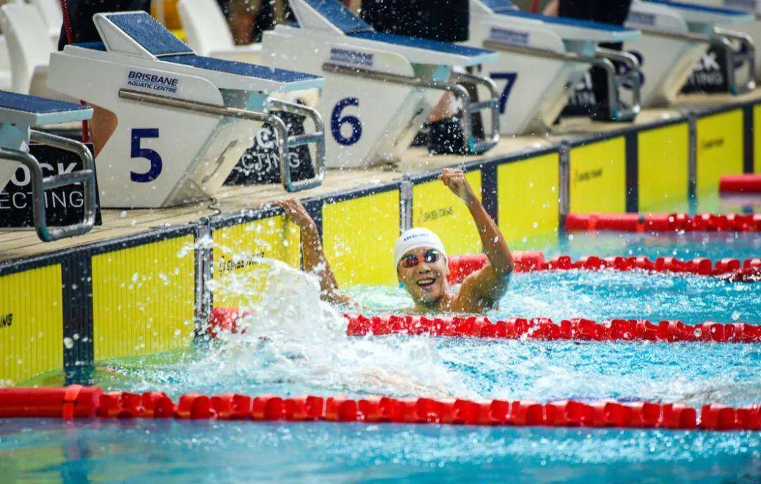 澳大利亚选手在游泳比赛中表现出色，夺冠