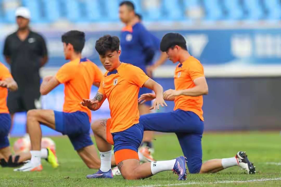 开云体育官网-华人球员表现出色，帮助球队取胜